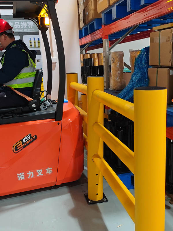 Pallet rack protection railing