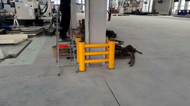 Lan can an toàn bằng polymer dẻo hiệu suất cao dành cho nhà kho hiện đại.