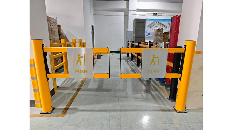 Cổng an toàn nhà kho mở đẩy: Cổng trượt linh hoạt bảo vệ người đi bộ trong công nghiệp.